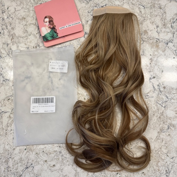 Curly ponytail hair extensions. 18' inches long has a blond mix color - Picture 2 of 9